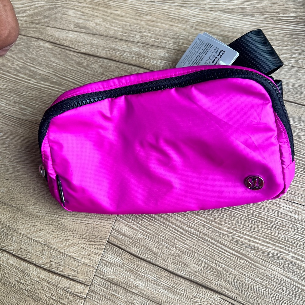 NWT Lululemon everywhere belt bag highlight purple